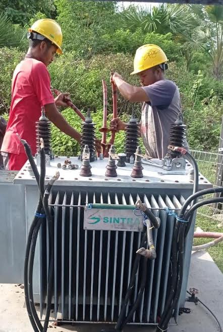 petugas-memulihkan-kondisi-kelistrikan-pasca.jpg