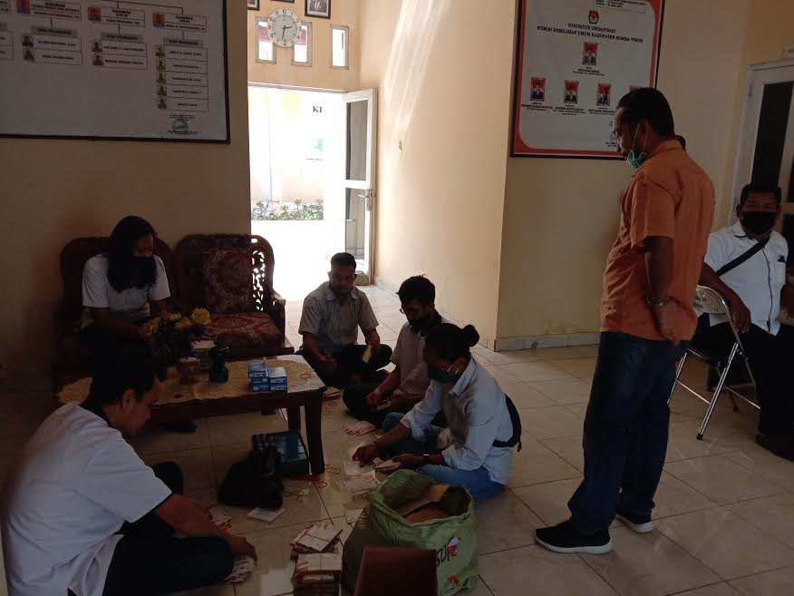 Pilkada 2020, KPU Sumba Timur Sortir Stiker Coklit