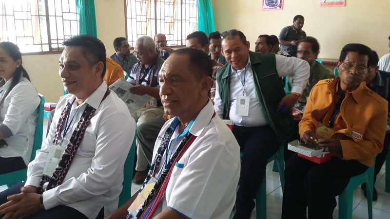 Begini Cara Calon Bupati Sikka Roby Idong Gaet Simpati Warga Kampung Veondari
