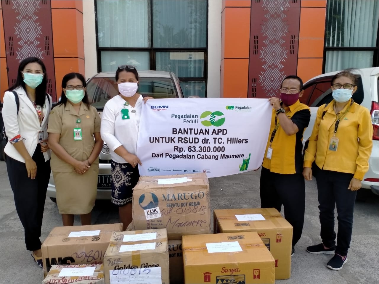 Update Corona Sikka : Ratusan Paket APD Diserahkan PT Pegadaian ke RSUD Maumere
