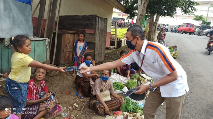 Pimpinan dan Staf BRI KC Bajawa Bagikan Masker Gratis untuk Pedagang di Bajawa