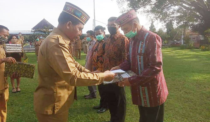 Pjs Bupati Sony Serahkan Piagam dan Dana Purnabakti Untuk 4 Anggota Korpri