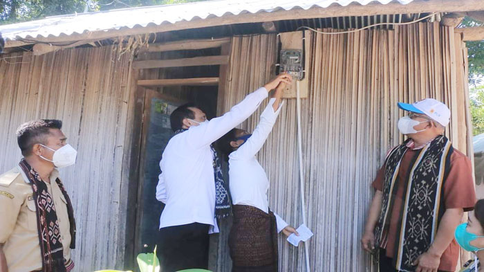 pln-bantu-listrik-gratis-bagi-27-kk-di-desa-sarabau-kabupaten-belu.jpg