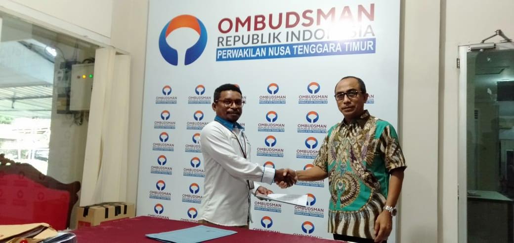 plt-kepala-perwakilan-ombudsman-ntt-yosua-karbeka-bersalaman-dengan-mantan-dirut-bank-ntt.jpg