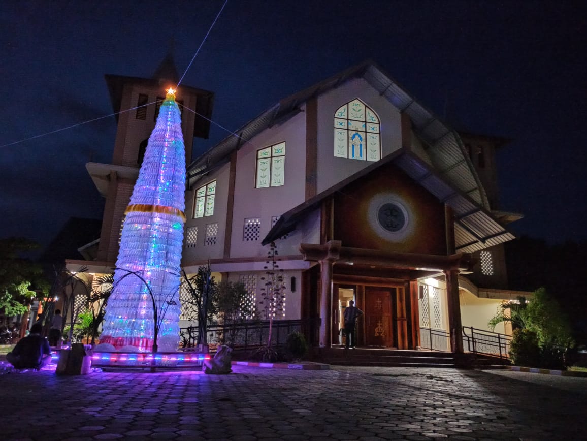 Pohon Natal di Gereja Centrum Paroki Stemada Berbahan Sampah Plastik, Berikut Liputannya!