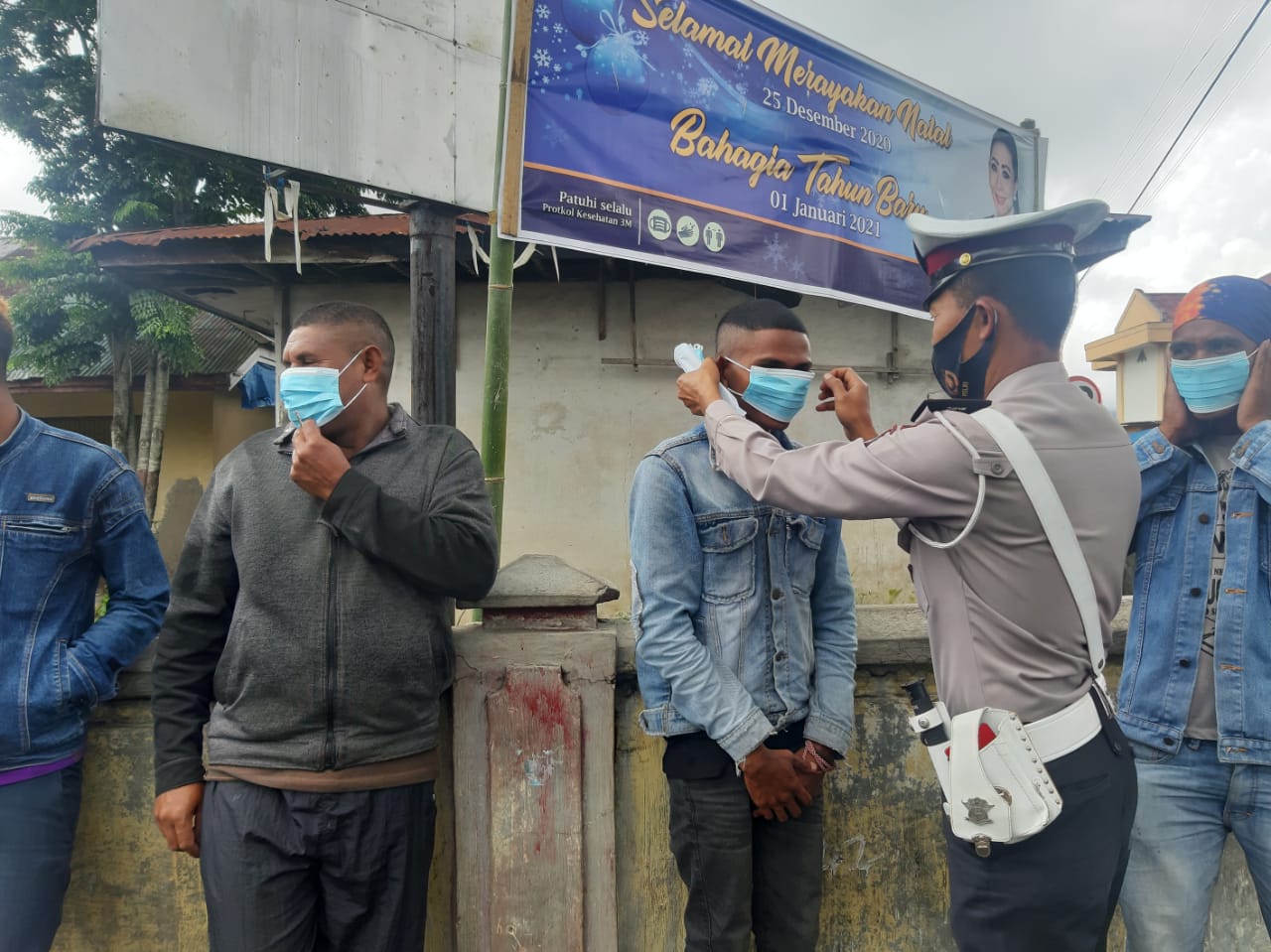 Polantas Sosialisasi Maklumat Kapolri Sambil Bagikan Masker di Kota Bajawa, Simak INFO