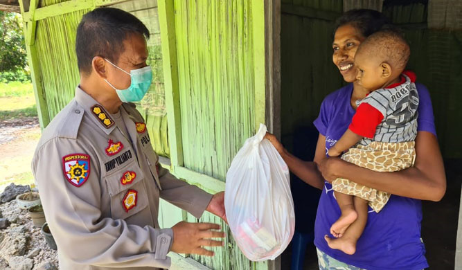 Polda NTT Distribusi Sembako Untuk Warga Belo