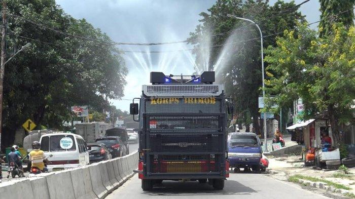 polda-semprotkan-disinfektan-di-kota-kupang.jpg