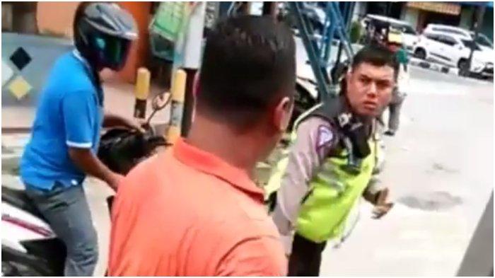 Polisi berhentikan ambulans karena suara sirine di Tebing Tinggi, Sumut, Sabtu (2/11/2019).