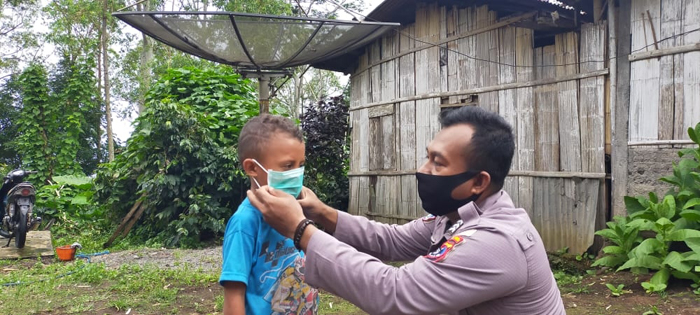 Polisi di Ngada Bagi Masker Gratis untuk Warga