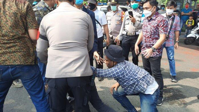 Desak Jokowi Mundur Gegara Covid-19, Oknum Ini Bawa Bom Molotov, Nitizen Minta Tangkap Biang Rusuh