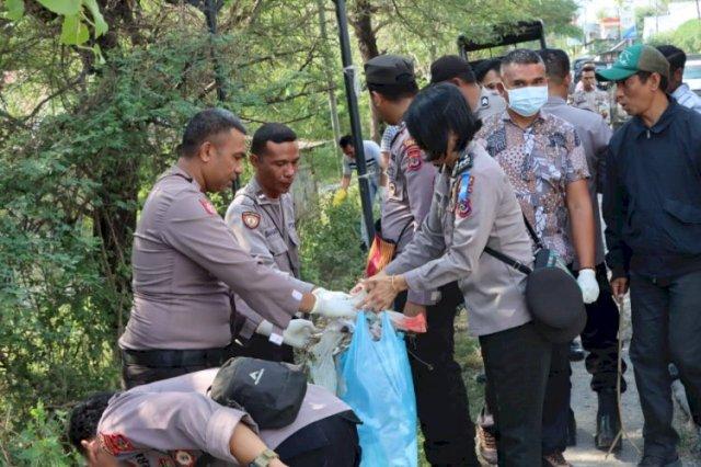 Polres Kupang Turun Tangan Atasi Sampah yang Berserakan di Sekitar Jembatan Oesao