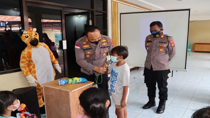Polres Sumba Timur Gelar Vaksin Anak Usia 6-11 Tahun, Diselingi Games dan Pertunjukan Badut