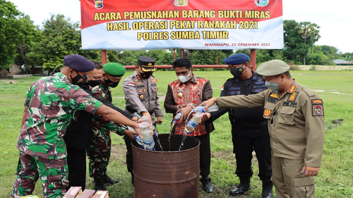 Polres Sumba Timur Musnahkan Ratusan Liter Miras dan Makanan Kadaluarsa Hasil Operasi Pekat