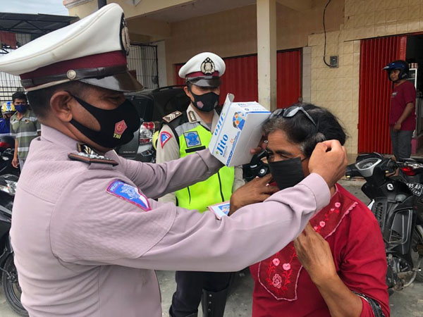 polres-sumba-timur-operasi-zebra-turangga-sambil-bagi-masker.jpg