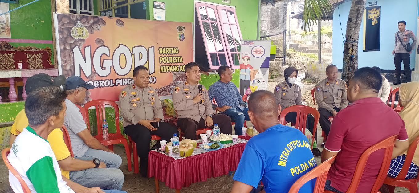 polresta-kupang-kota-bersama-warga-rumah-tujuh-rt-07-rw-03-kelurahan-namosain.jpg