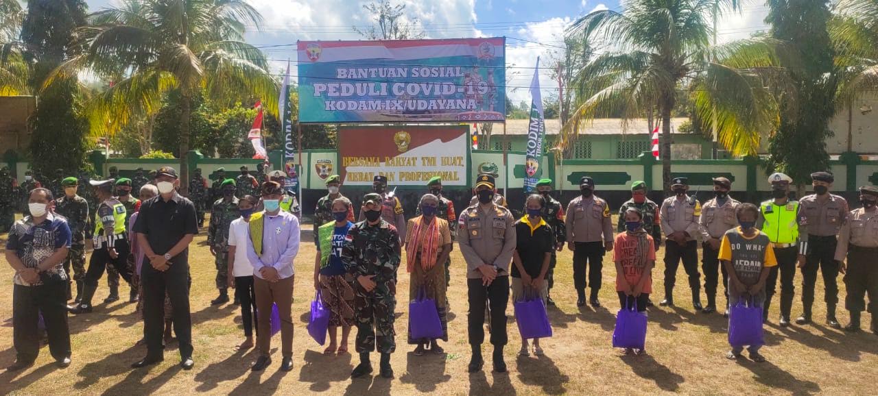 Pangdam IX/Udayana Salurkan Bansos Bagi Warga Terdampak Covid-19 di Wilayah Kodim 1618/TTU