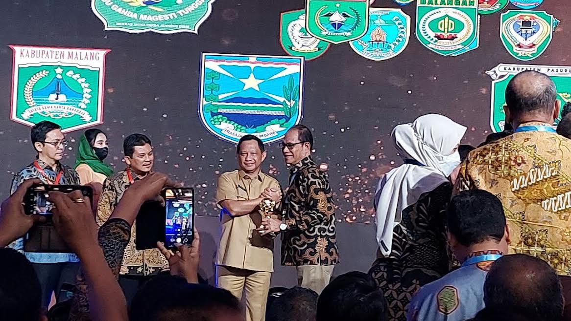 pose-bupati-timor-tengah-utara-saat-menerima-penghargaan-uhc.jpg