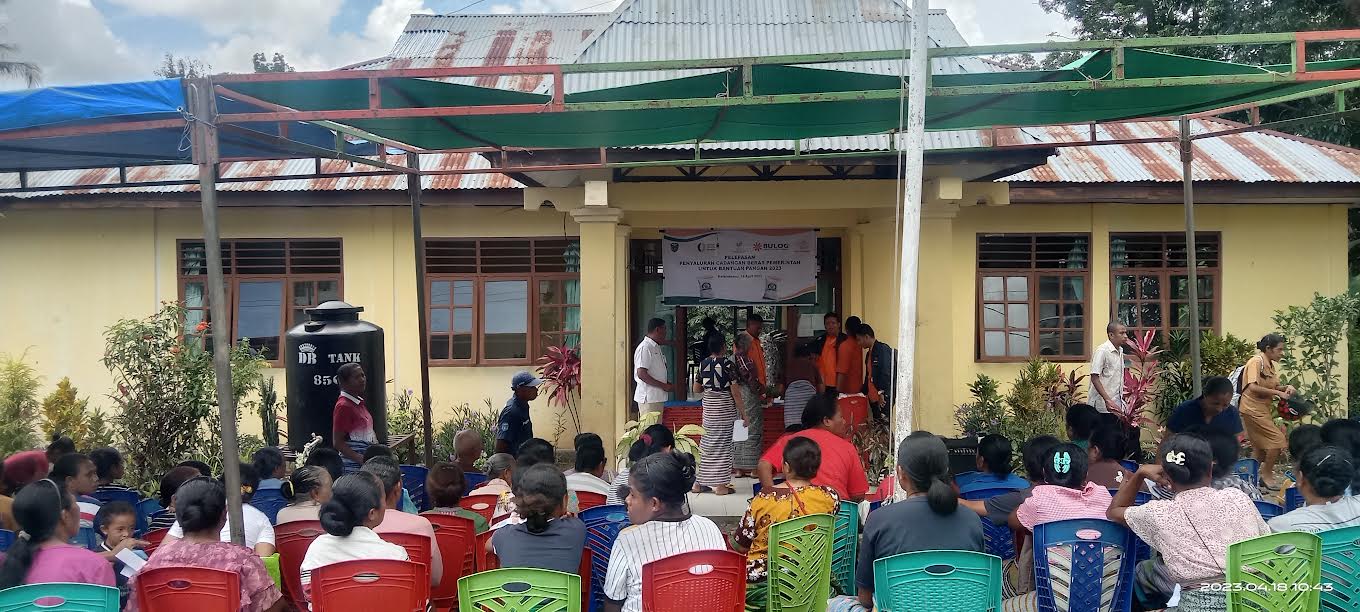 Salurkan Beras Bantuan CPP di Timor Tengah Utara, Ini Penjelasan Kakan Pos dan Giro Cabang Soe