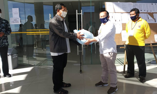 Posko Omnia in Caritate bersama UNIKA St Paulus Ruteng Kampanye Bagi Masker