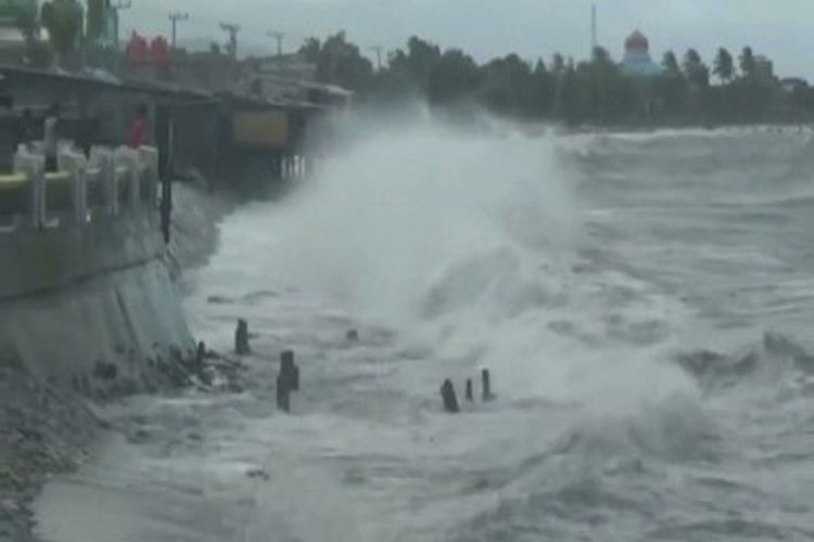 potensi-gelombang-laut-termasuk-ntt-bisa-mencapai-6-meter-pemudik-diminta-waspada.jpg
