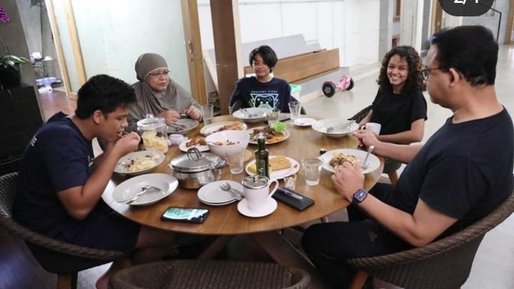 Potret Kesederhanaan Anies Baswedan Saat Makan Malam Bersama Keluarga, Netizen: Presiden 2024