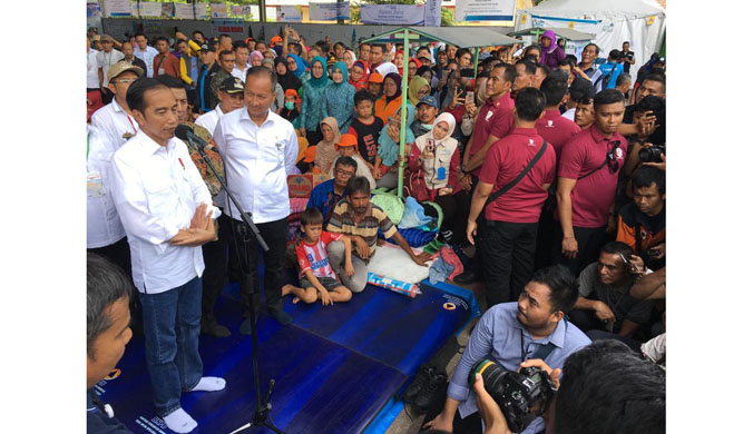 Kunjungi Anak-anak di Pengungsian, Presiden Ajak Main Tebak-tebakan