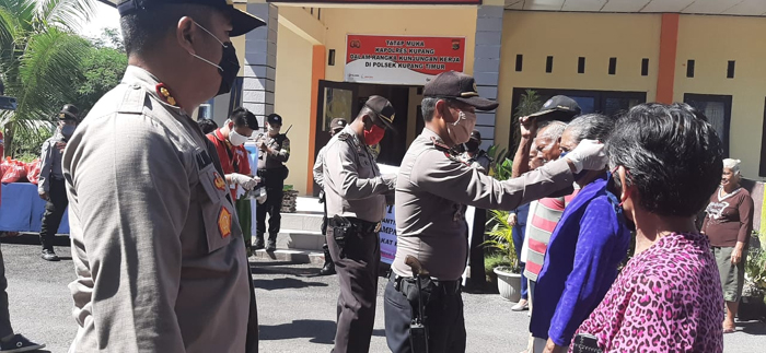 Prihatin Nasib Lansia dan Warakawuri, Polsek Kupang Timur Bantu Paket Sembako dan Masker