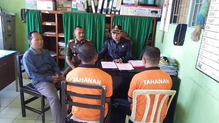 proses-pelimpahan-tersangka-dan-barang-bukti-kasus-korupsi-dana-desa-di-desa-salama-manggarai.jpg