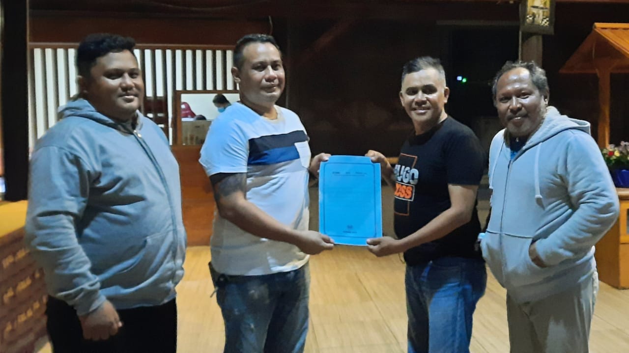 Sumba Timur dan Kabupaten Kupang Daftarkan Chris Mboeik