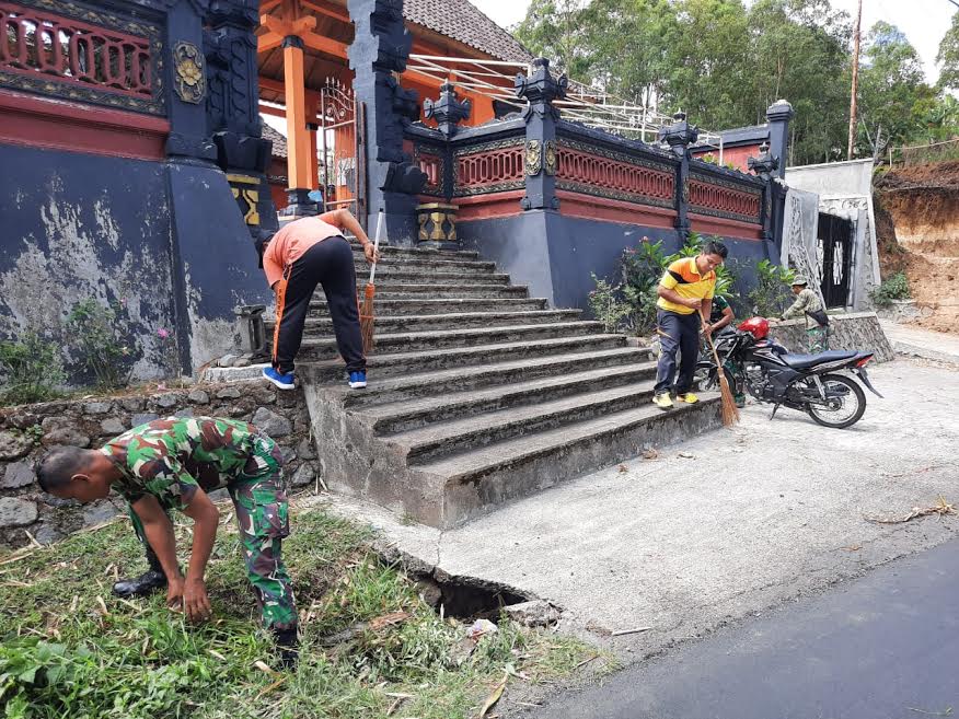 Prajurit TNI Kodim 1625/Ngada Ikut Karya Bakti di Pura Agung Wolokole Bajawa