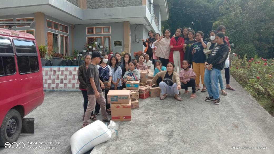 Putra- Putri Altar Paroki Katedral Ruteng Berbagi Kasih dengan Panti Asuhan Kasih di Lempe