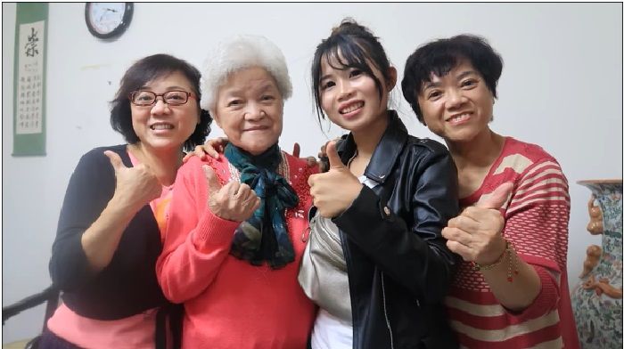 Bertemu di Ruang Tamu Apartemen, Nenek Ini Bilang Rindu Banget dengan TKW Ini