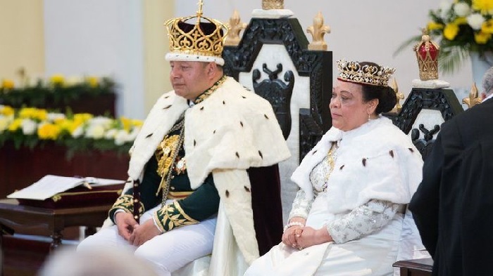 raja-tonga-tupou-vi-dan-ratu-nanasipauu.jpg