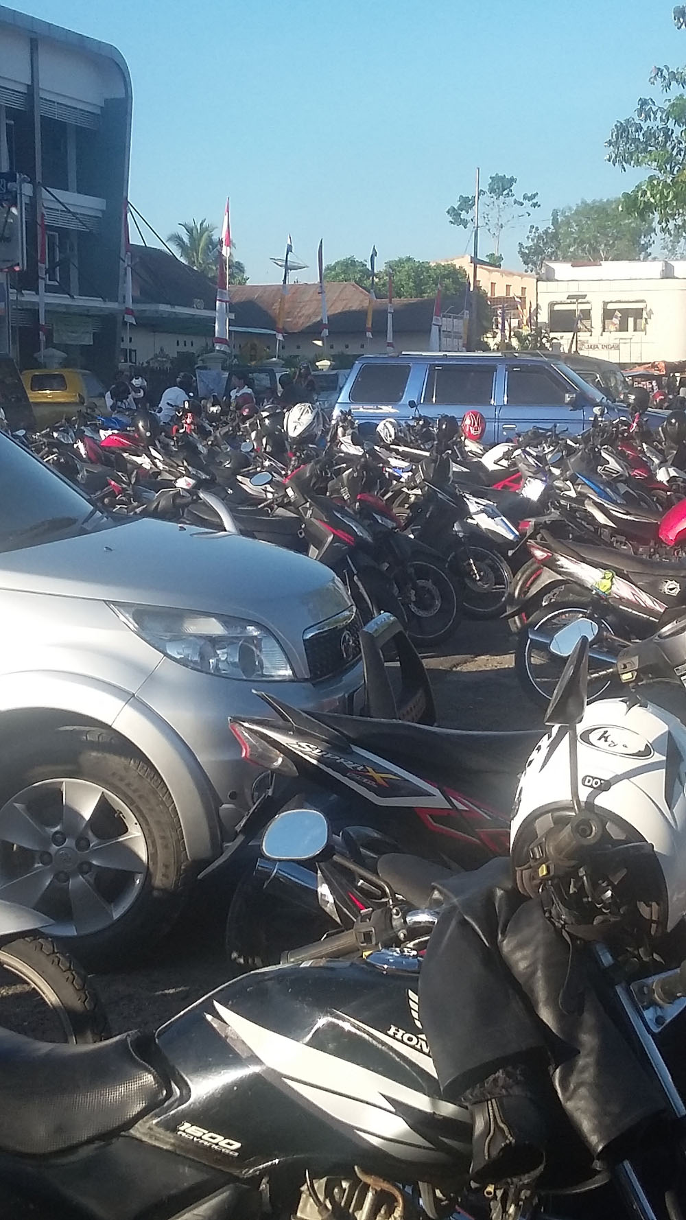 ratusan-kendaraan-parkir_20160815_114922.jpg