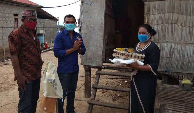Ratusan Paket Sembako dari Julie S Laiskodat dan DPD Partai NasDem Dibagikan di Kecamatan Boleng