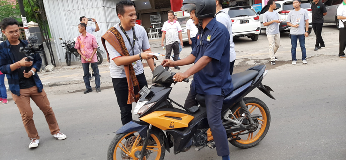 Rayakan HUT, Pertamina Turun ke Jalan Bagi-bagi Coklat