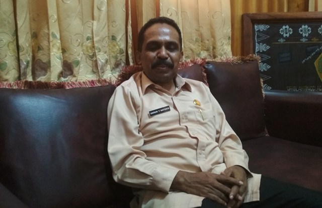 rektor-sekolah-tinggi-agama-kristen-stakn-kupang-dr-harun-natonis-msi_20180828_193511.jpg