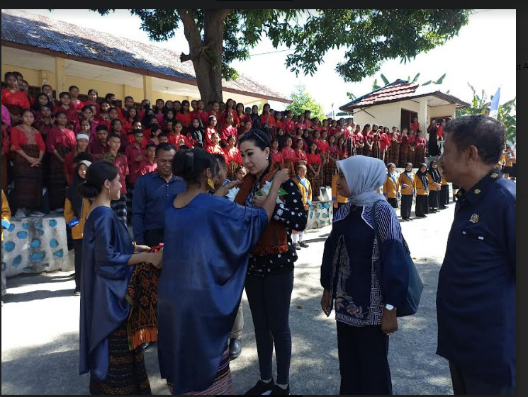 Dengar Pendapat di SMK Negeri 1 Ende, Julie Sutrisno Laiskodat Disambut Ribuan Siswa