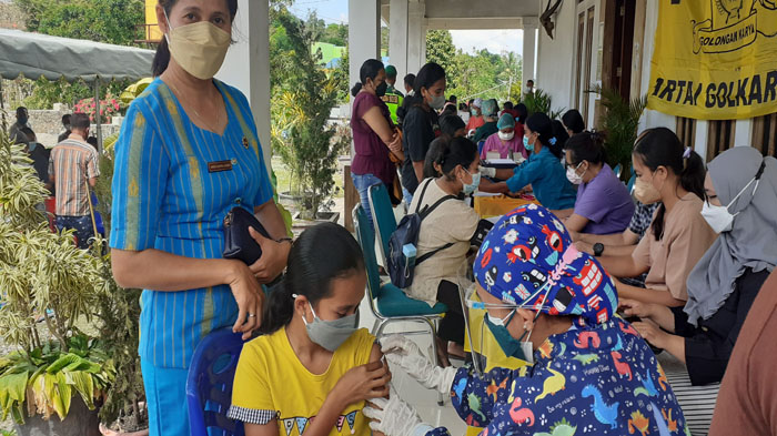 Ribuan Warga Ikut Vaksin Dosis II Di DPD II Golkar Kabupaten Sumba Barat