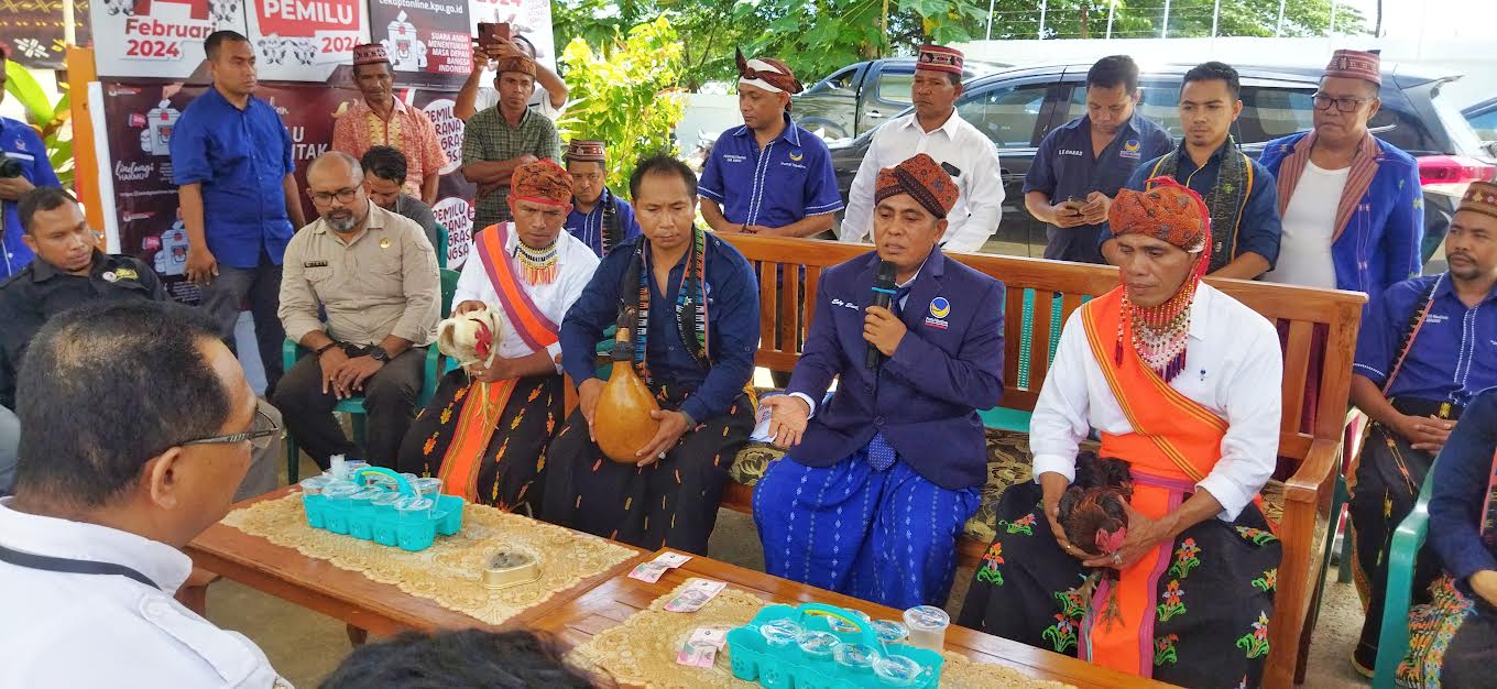 rombongan-dpd-nasdem-manggarai-barat-saat-melakukan-ritual-adat.jpg
