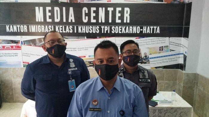 Datang Langsung dari Guangzhou Ratusan WNA China Lengkap dengan APD Tiba di Bandara Soetta, Ada Apa?