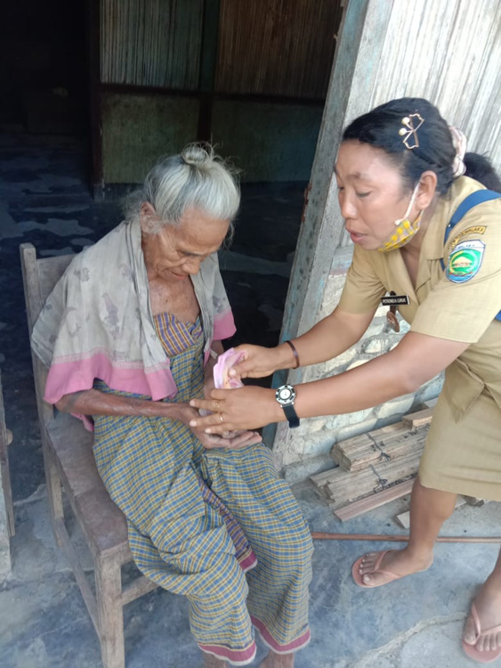 Rosiana Abuk, Wanita Tunanetra di Kakaniuk Gembira Mendapat Dana BLT-DD