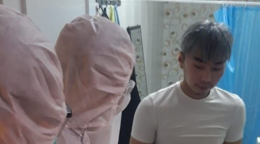 Beredar Foto Roy Kiyoshi Digeledah Polisi Berseragam APD Corona, Ditangkap Diduga karena Narkoba