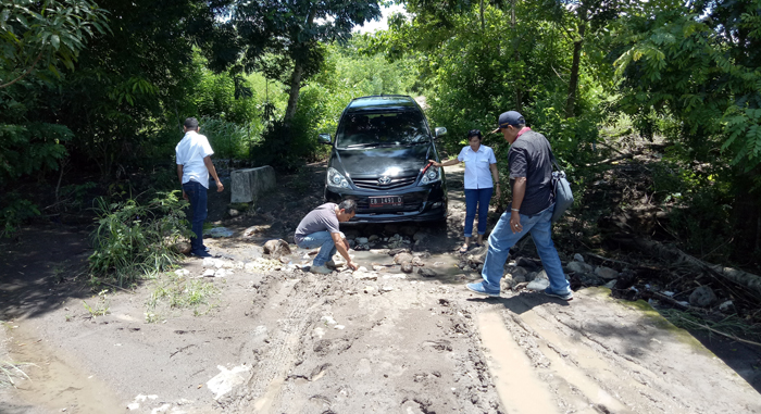 Ruas Jalan Menuju Alorawe Rusak Berat