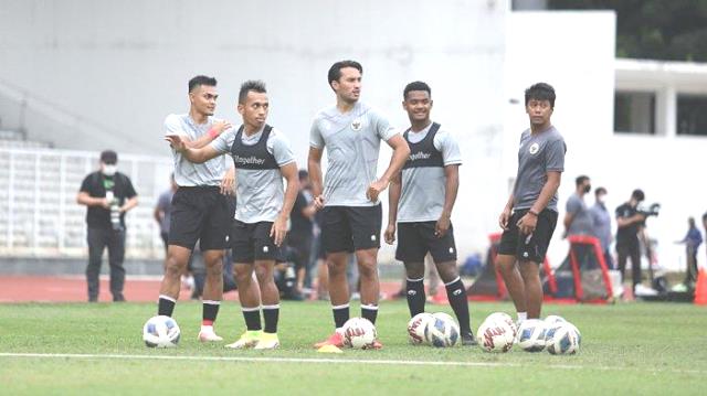 salah-satu-pemain-naturalisasi-asal-belanda-ezra-walian-akan-menikmati-dirinya.jpg