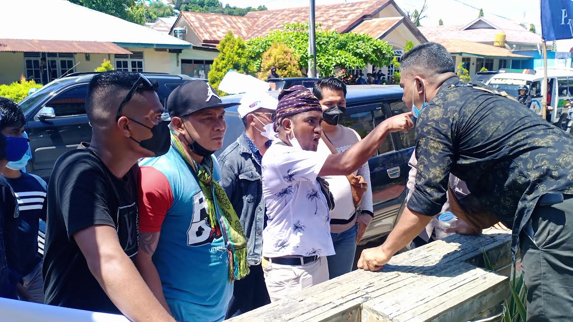 Ingin Dapat Penjelasan Ketua DPP Demokrat, Simpatisan Jeriko Nekat Lompat Pagar