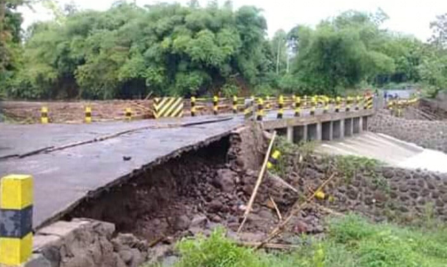 salah-satu-sisi-jembatan-waima-yang-mulai-rusak-akibat-diterjang-banjir.jpg