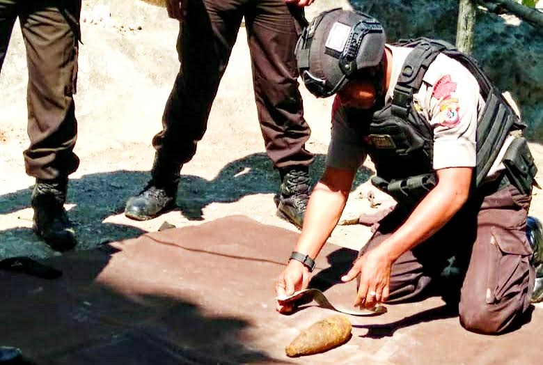 salah-seorang-anggota-tim-gegana-brimob-polda-ntt-membersihkan-benda-yang-menyerupai-bom.jpg