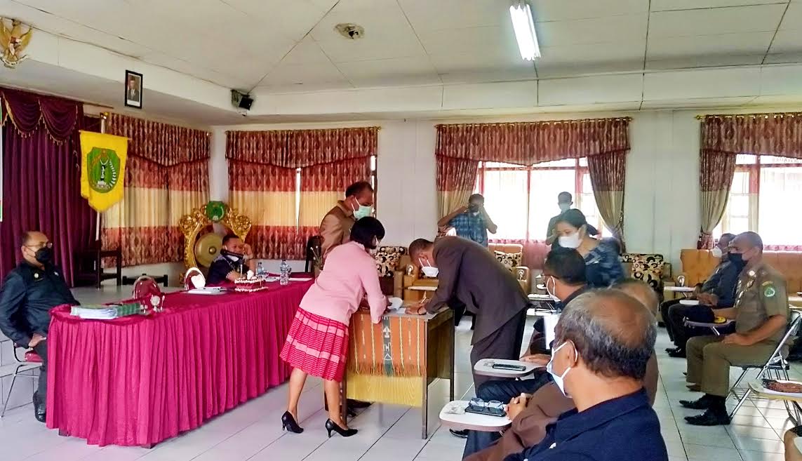 salah-seorang-pimpinan-opd-saat-tanda-tangan-perjanjian-kinerja.jpg